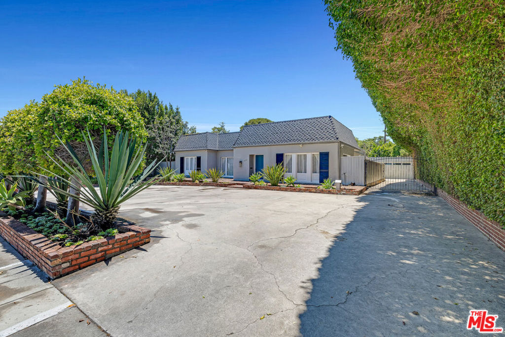 621 N Bedford Drive