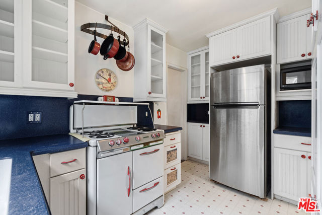 420 Venice Way, Los Angeles CA: https://media.crmls.org/mediaz/d7bc2997-064f-407e-b4dc-8351ee02994b.jpg
