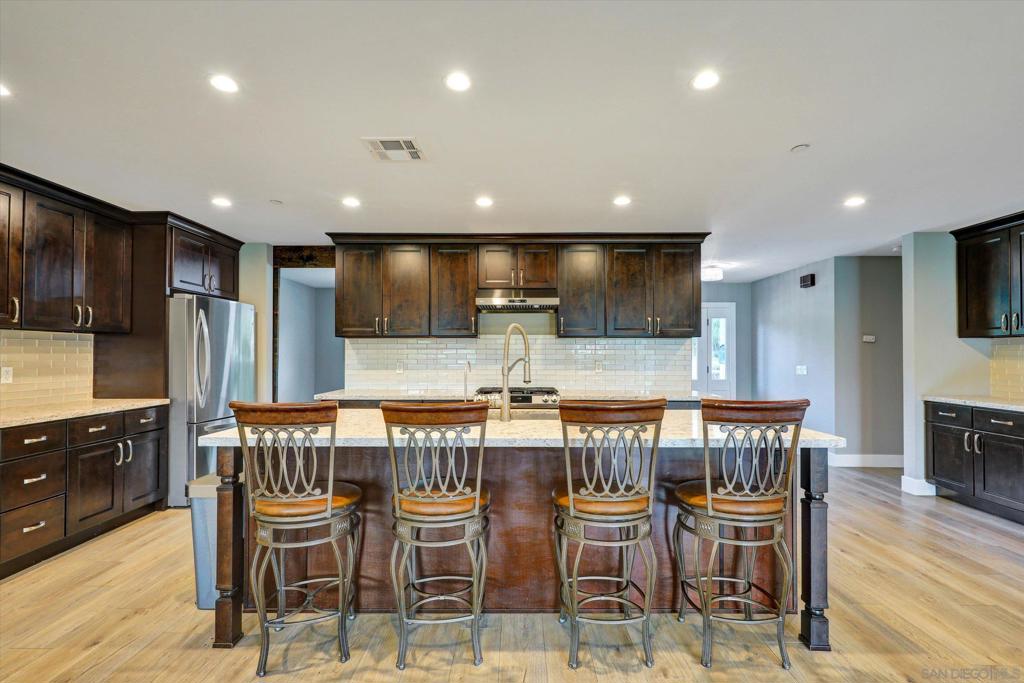 https://media.crmls.org/mediaz/d7bcbde8-e2f0-4579-abe9-f5e3d15fa39f.jpg?preset=X-Large