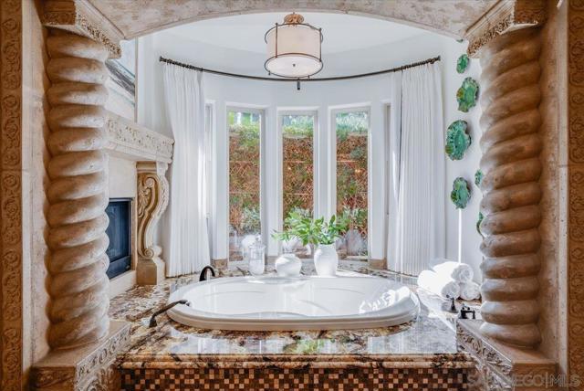 15397 Rock Creek Ln, El Cajon CA: https://media.crmls.org/mediaz/d7bce12f-7dc3-4898-b921-0c687a4cf915.jpg