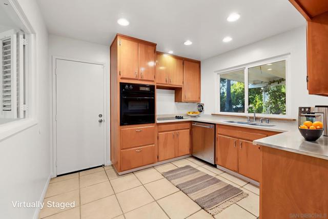 10506 Moon View Way, Escondido CA: https://media.crmls.org/mediaz/d7bdc7a8-4fb3-4585-88cf-ce2d126f3711.jpg