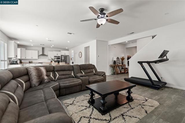 158 Wooley Creek Way, Brentwood CA: https://media.crmls.org/mediaz/d7bebdb9-b668-4bf3-aabb-3eae716abb25.jpg