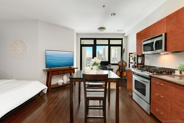 1551 4Th Ave, San Diego CA: https://media.crmls.org/mediaz/d7bf3eeb-ec09-4ab4-8c08-b59eddd96bcf.jpg