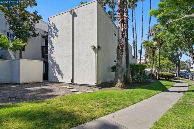 1700 Laguna St, Concord CA: https://media.crmls.org/mediaz/d7bfb755-8545-4d20-855b-82665e592b53.jpg