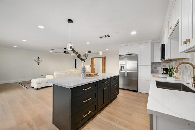 4367 Summit Dr, La Mesa CA: https://media.crmls.org/mediaz/d7c1c44a-4cc2-4167-b521-f2e028b57fda.jpg