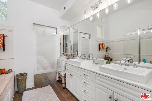 6435 Zumirez Drive, Malibu CA: https://media.crmls.org/mediaz/d7c1fbf1-1b0e-4165-a599-d46fc3b59c7e.jpg