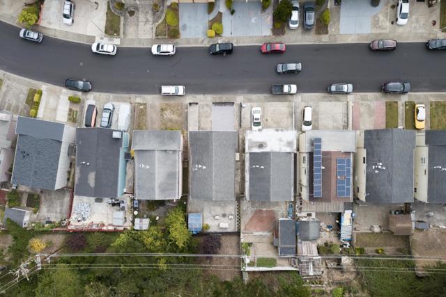 16 Canterbury Avenue, Daly City CA: https://media.crmls.org/mediaz/d7c201e1-e403-4e06-a583-3911118d0e75.jpg