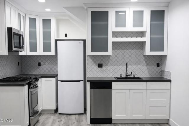 Detail Gallery Image 3 of 6 For 214 42nd St, Manhattan Beach,  CA 90266 - 1 Beds | 1 Baths