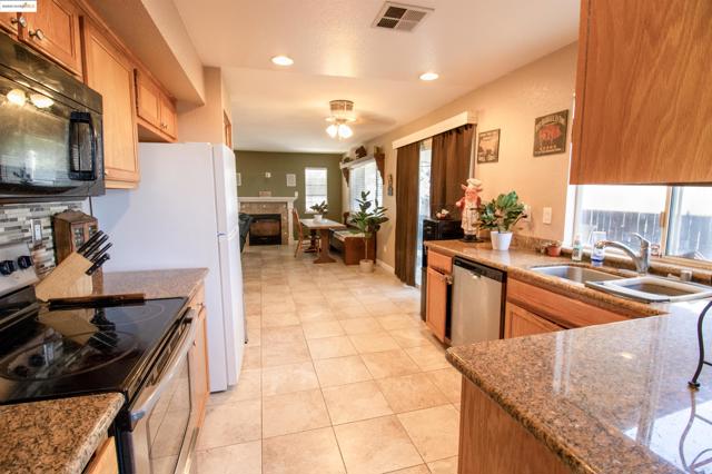 3985 S Coral Ct, Discovery Bay CA: https://media.crmls.org/mediaz/d7c2fdb7-c4b4-4d61-8316-fe3da6452027.jpg