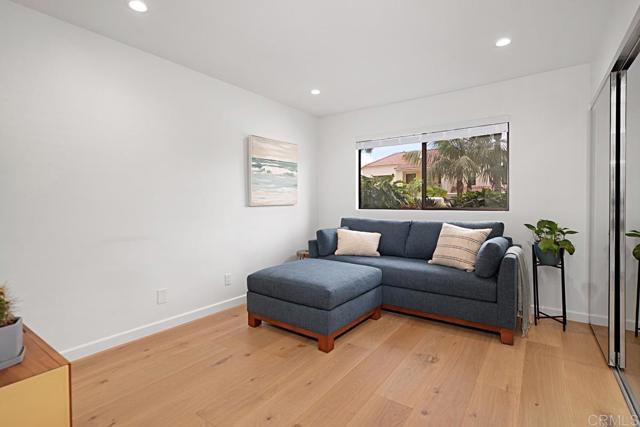 2127 Heather Ln, Del Mar CA: https://media.crmls.org/mediaz/d7c316c8-7a88-4d4a-a645-809f8f95e1f8.jpg