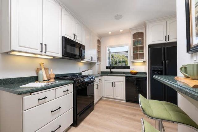 833 Linden Avenue, Burlingame CA: https://media.crmls.org/mediaz/d7c31c37-34f9-4aaf-b407-cd97f17c6a8c.jpg