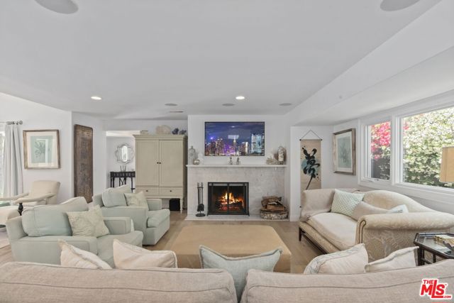 207 10th Street, Santa Monica CA: https://media.crmls.org/mediaz/d7c3a5a9-a875-4a66-aa86-62c275733ca2.jpg