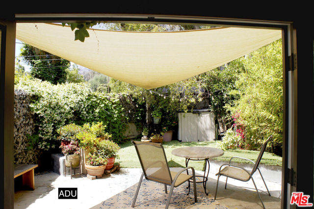 2299 Beverwil Drive, Los Angeles CA: https://media.crmls.org/mediaz/d7c4ef47-874c-4c3e-a66e-d04af2ce6040.jpg