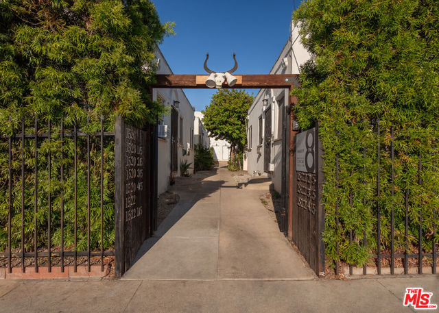 1520 Menlo Avenue, Los Angeles CA: https://media.crmls.org/mediaz/d7c5287b-4ff5-4160-b838-13feeed16030.jpg
