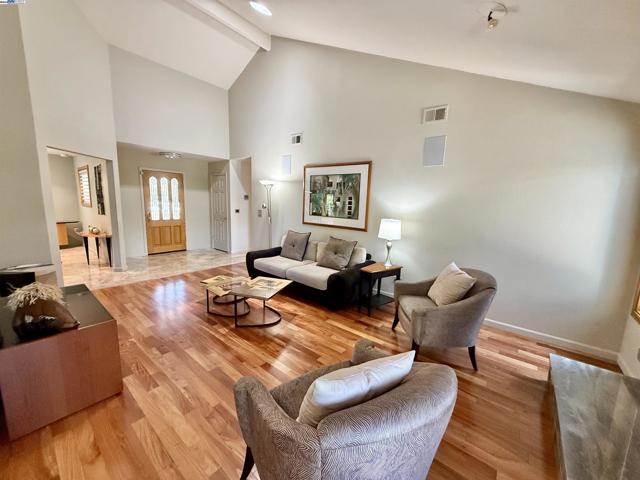 6291 Calle Fuego, Pleasanton CA: https://media.crmls.org/mediaz/d7c55116-7469-4b33-92cf-dfc47cb3ce4e.jpg