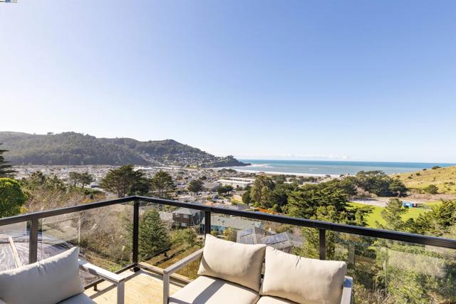 674 Corona Dr, Pacifica CA: https://media.crmls.org/mediaz/d7c65d10-d9a4-42fb-9dcb-7111930fae51.jpg