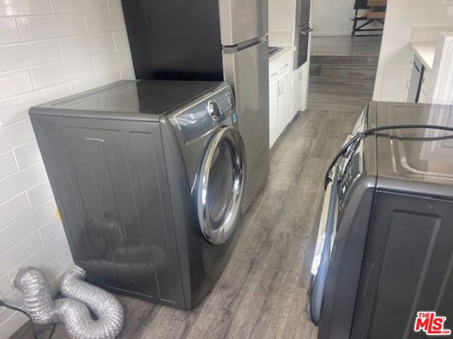 1845 1845 1/2 S South Beverly Glen Boulevard, Los Angeles CA: https://media.crmls.org/mediaz/d7c686a3-9bc1-4c85-9ed2-ae38c45a8dc2.jpg