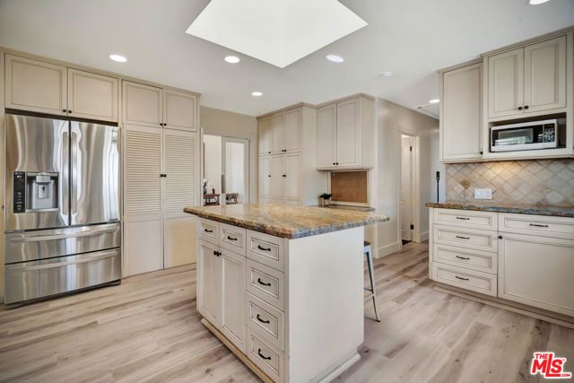 5252 Vanalden Avenue, Tarzana CA: https://media.crmls.org/mediaz/d7c772ae-cbd9-4a64-a775-01cc6d3b6a0b.jpg