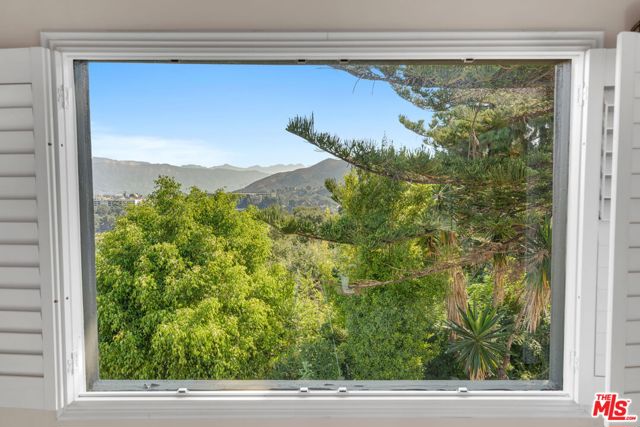 3200 Oakley Drive, Los Angeles CA: https://media.crmls.org/mediaz/d7c9431a-1632-4fc0-a9e1-c62bf79d4043.jpg
