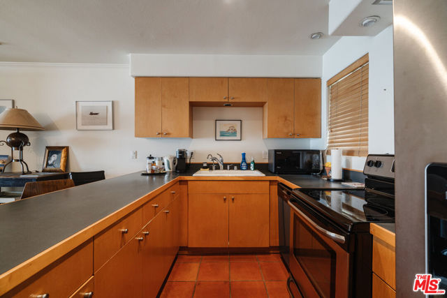18203 Coastline Drive, Malibu CA: https://media.crmls.org/mediaz/d7c9afa2-1cf9-47a0-8dd7-303bbb4c5541.jpg