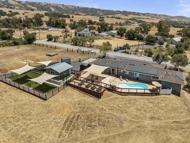 2985 Roop Road, Gilroy CA: https://media.crmls.org/mediaz/d7c9cb83-52a1-4007-856a-c5aee64bc469.jpg
