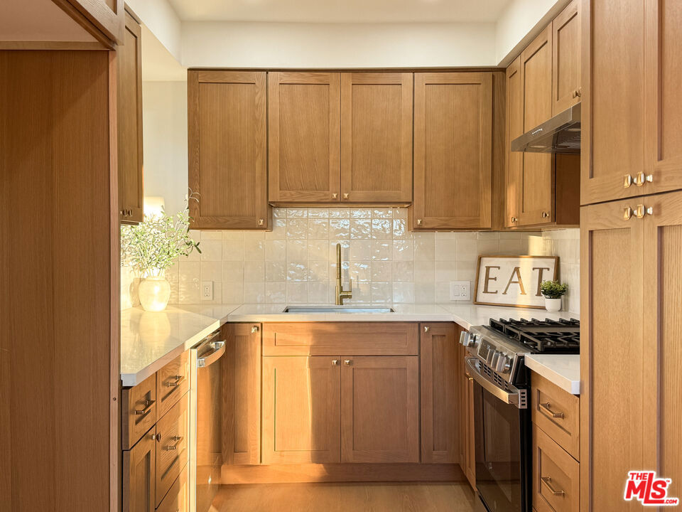 4579 Ambrose Avenue #8