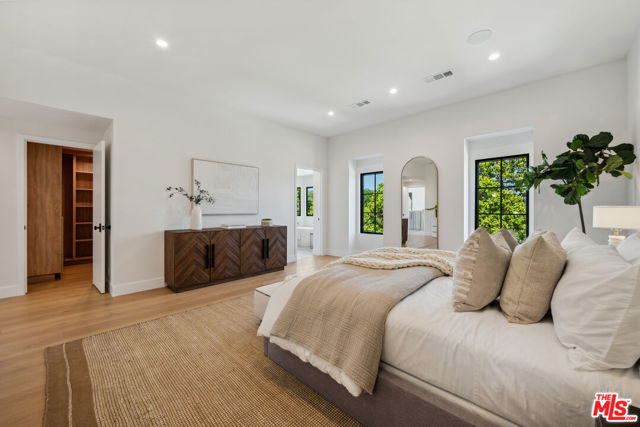 4949 Sancola Avenue, Toluca Lake CA: https://media.crmls.org/mediaz/d7cb91f1-0c13-427e-b232-497c885e11bf.jpg
