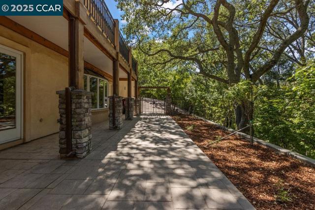 3949 Canyon Rd, Lafayette CA: https://media.crmls.org/mediaz/d7cc3d73-6e48-42d3-aba6-f8fd46abe330.jpg