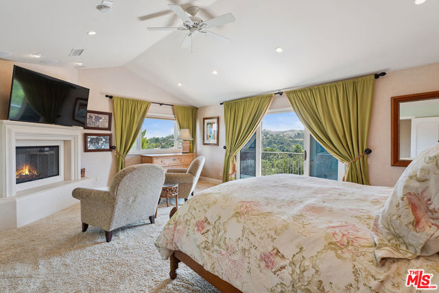 23306 Park Hacienda, Calabasas CA: https://media.crmls.org/mediaz/d7cc4a86-ccc8-4d9e-b848-470ea03b39ae.jpg
