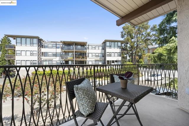 5405 Carlton St, Oakland CA: https://media.crmls.org/mediaz/d7cd7331-b90c-4714-8a65-56ff589fe3a2.jpg