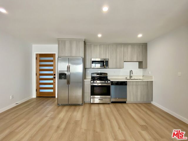 3207 W 3rd Street, Los Angeles CA: https://media.crmls.org/mediaz/d7ce1031-519b-4254-a7a3-765623c129ff.jpg