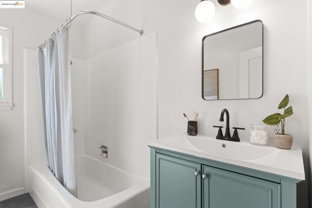 4008 Woodruff Ave, Oakland CA: https://media.crmls.org/mediaz/d7ce22fb-dde3-4e78-82c6-a188d6b02e4a.jpg