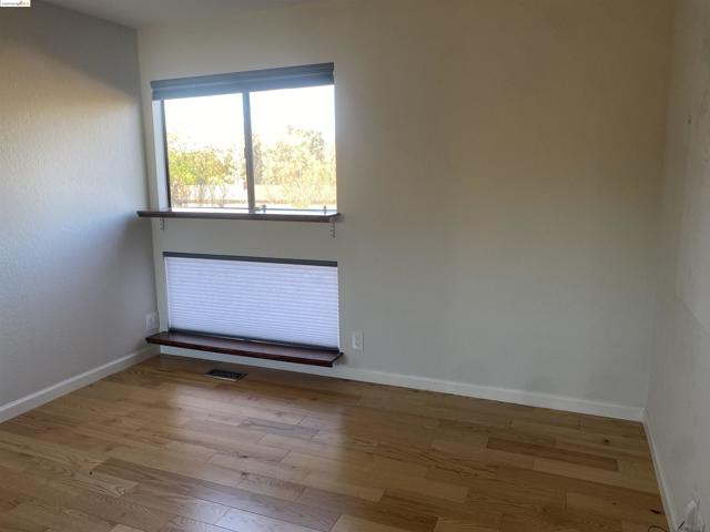190 Cleaveland Rd, Pleasant Hill CA: https://media.crmls.org/mediaz/d7cf16a0-c89c-4043-80d2-4442626d98af.jpg