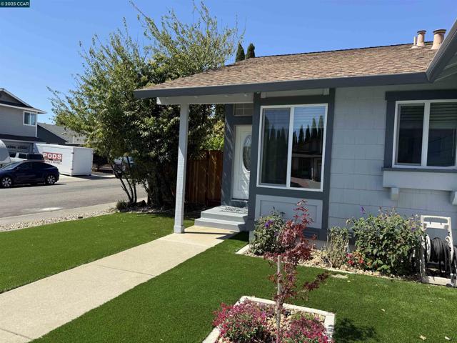 797 Orinda Ct, Fairfield CA: https://media.crmls.org/mediaz/d7cf6ba1-eed4-4577-9301-81538cbf53ff.jpg