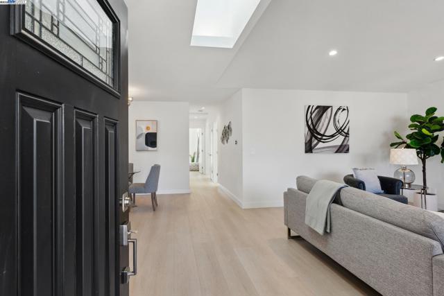 577 Dorothy Ln, Martinez CA: https://media.crmls.org/mediaz/d7cfa2ae-6817-43eb-ba4c-e060f94d89e6.jpg