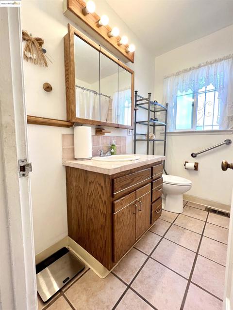 2526 64th Ave, Oakland CA: https://media.crmls.org/mediaz/d7cfe276-9290-4316-ab23-6d4c741a859a.jpg