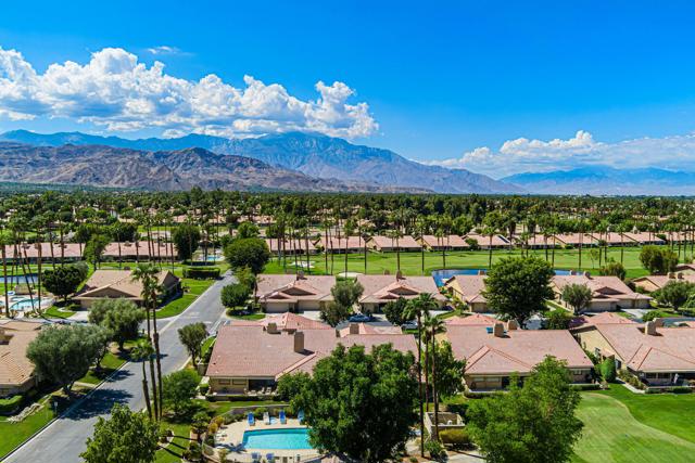 4 Maximo Way, Palm Desert CA: https://media.crmls.org/mediaz/d7d17e3c-13a8-421e-b47a-2e9057318da1.jpg