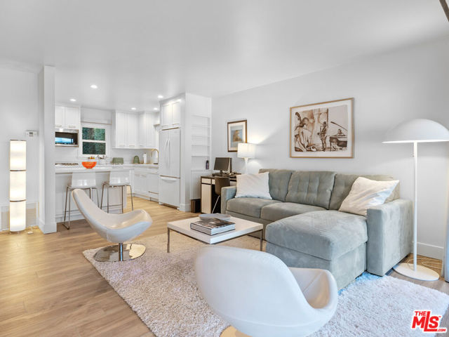 3818 Hollyline Avenue, Sherman Oaks CA: https://media.crmls.org/mediaz/d7d27c1c-70f1-4750-bd4d-5f4a2e80fb4f.jpg