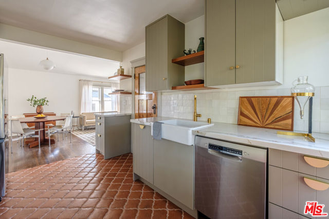 116 Roselawn Place, Los Angeles CA: https://media.crmls.org/mediaz/d7d42c53-5033-4fef-8064-af9f43ac9d49.jpg