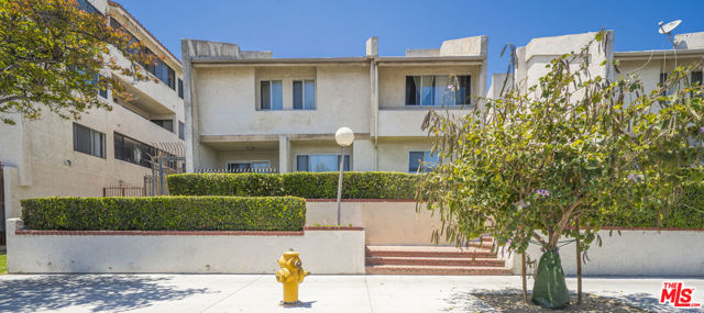 7631 Reseda Boulevard, Reseda CA: https://media.crmls.org/mediaz/d7d44cd8-7c90-4c15-9784-5ae4be825a84.jpg