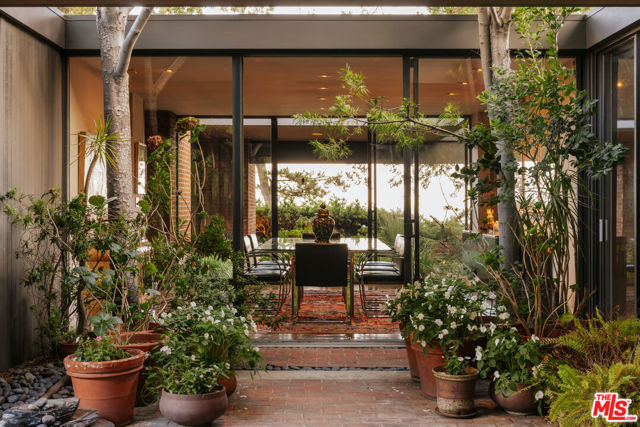 5 Bed Home for Sale in Los Angeles, California