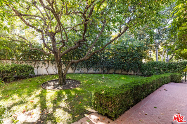 12386 Ridge Circle, Los Angeles CA: https://media.crmls.org/mediaz/d7d5657b-6263-447b-99c3-645d540c7f0f.jpg