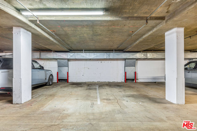 9249 Burton Way, Beverly Hills CA: https://media.crmls.org/mediaz/d7d63e0b-c680-4858-9f5d-acfb86ea12fe.jpg