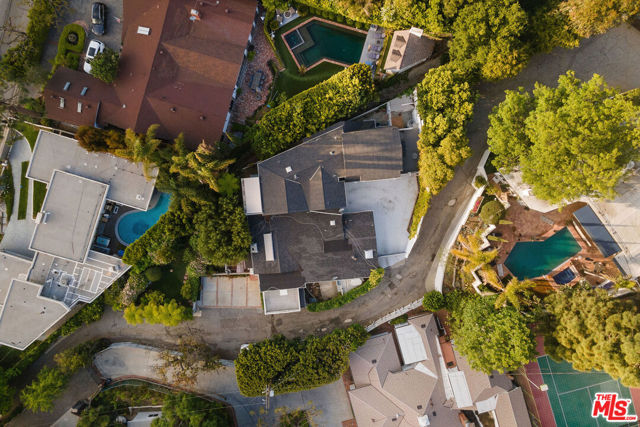 2020 Coldwater Canyon Drive, Beverly Hills CA: https://media.crmls.org/mediaz/d7d6bffe-f2d8-4801-9a16-28404eba13ba.jpg