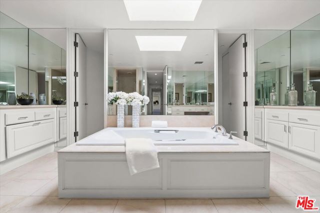 300 N Swall Drive, Beverly Hills CA: https://media.crmls.org/mediaz/d7d6d4aa-826d-4e27-a52e-3eb5566a4d5a.jpg