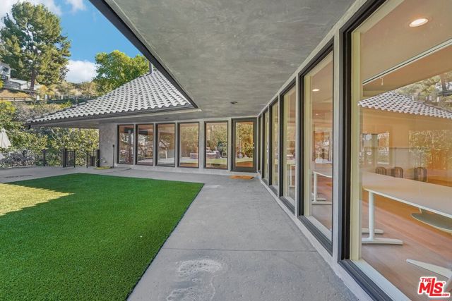 4900 Queen Victoria Road, Woodland Hills CA: https://media.crmls.org/mediaz/d7d73452-40a8-4dd4-bd20-8d6c5a00c332.jpg