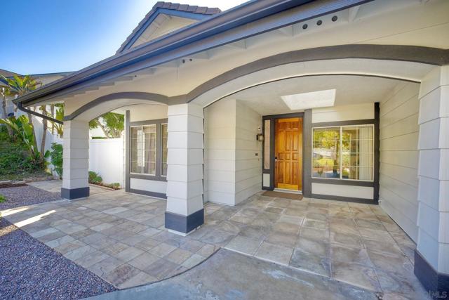 2785 Canyon Oak Pl, Escondido CA: https://media.crmls.org/mediaz/d7d92763-4dbc-44eb-b3a2-96207628dd2f.jpg