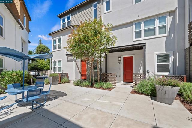 92 Zenith Cmn, Fremont CA: https://media.crmls.org/mediaz/d7da8a4a-08c8-4c28-834f-8aac102ed5d7.jpg