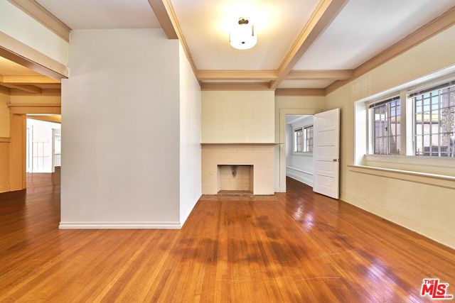 2619 Raymond Avenue, Los Angeles CA: https://media.crmls.org/mediaz/d7db3e8d-ec1a-4eeb-a092-9262f6787c19.jpg