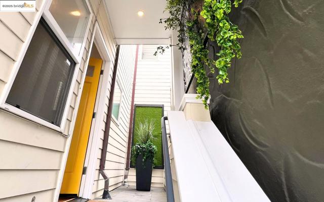 280 Monterey Blvd., San Francisco CA: https://media.crmls.org/mediaz/d7dc1a4b-d8b0-4bd9-a855-df84a09b19b3.jpg